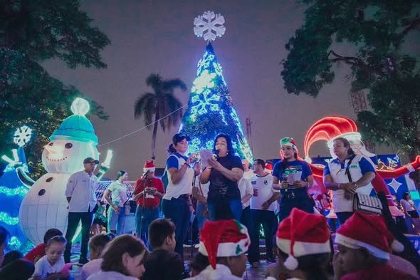 ALEGRÍA, CULTURA Y NAVIDAD EN EL PARQUE PRINCIPAL El parque principal se