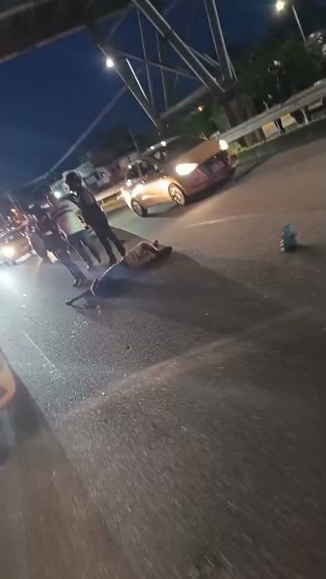Tremendo susto se llevó este motociclista cuando se vio involucrado en una