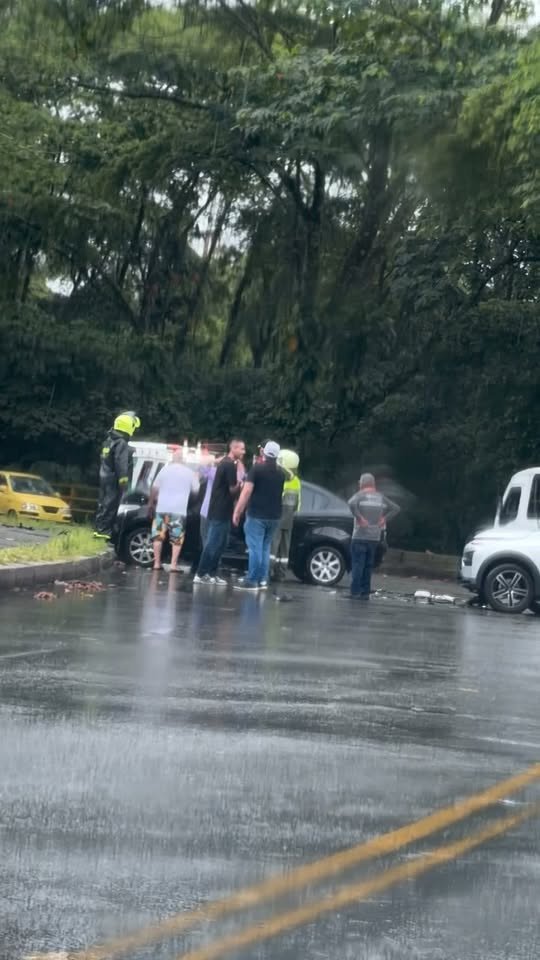 ATENCIÓN | FUERTE CHOQUE FRONTAL DEJA TRES PERSONAS LESIONADAS EN VILLAVICENCIO Un
