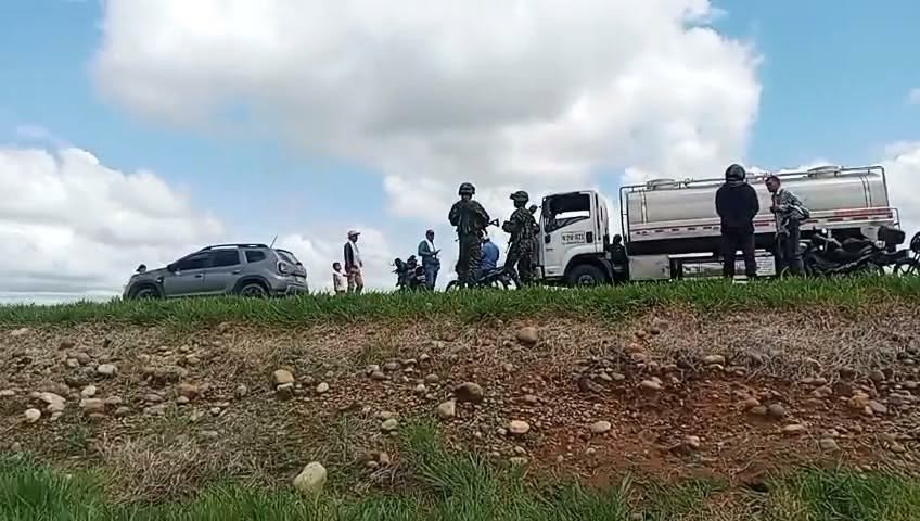 Carro bomba en la Y de #SanJuandeArama