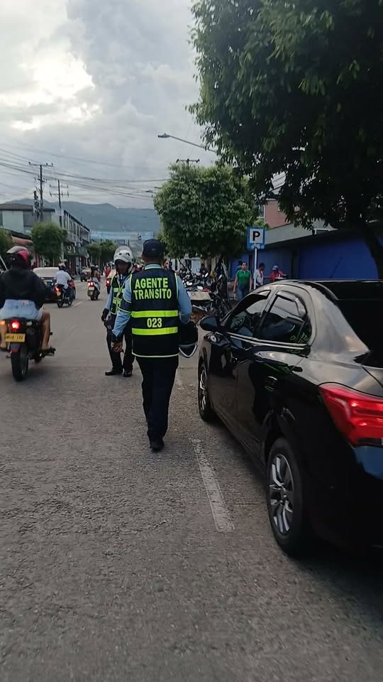 #institutodetransitoacacias Improvisación y afán sancionatorio: El colapso vehicular que dejó ...