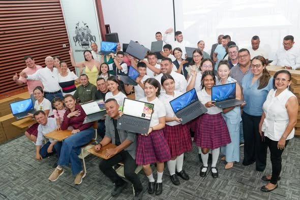 Gobernación del Meta lleva 2.666 computadores a 258 sedes rurales para reducir