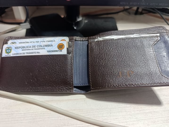 #Acacías Nos trajeron a nuestra oficina está billetera que una señora Jhoana