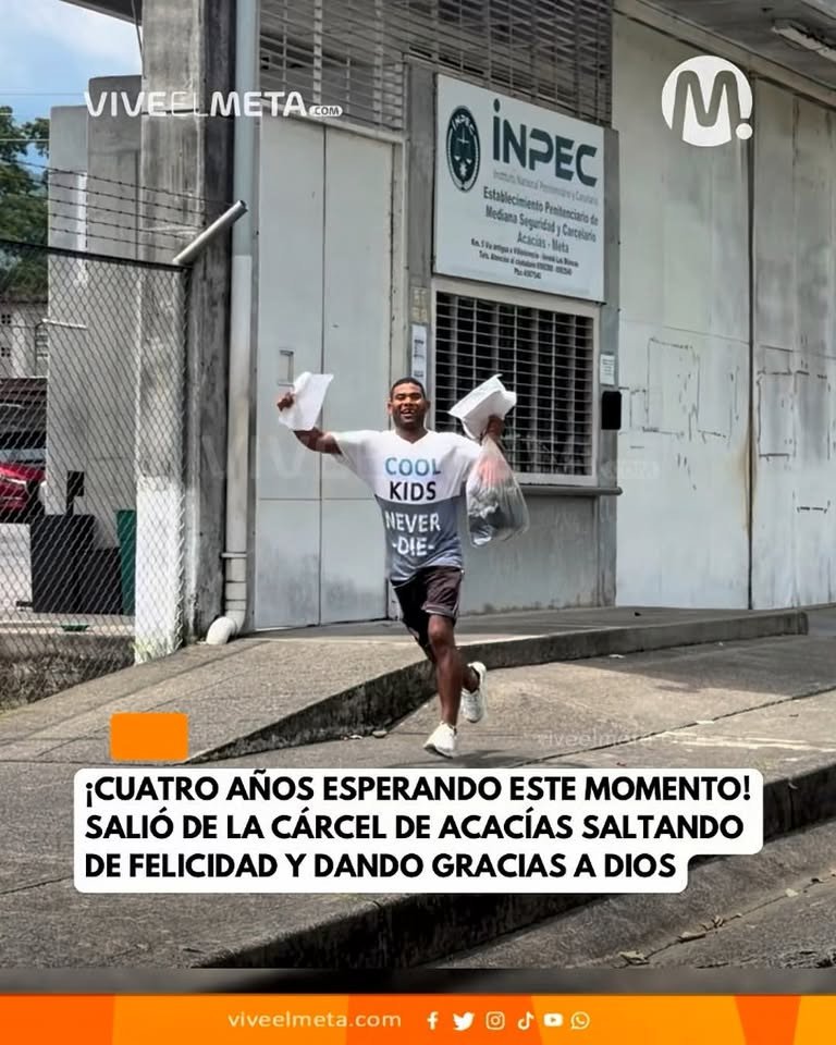 Con los brazos abiertos, dando saltos y cargando una bolsa con su